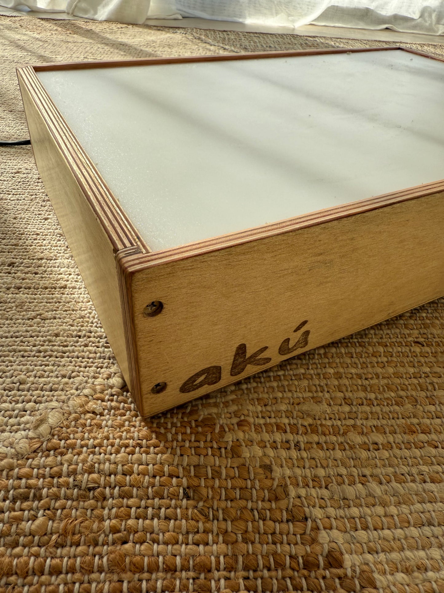 Caja de Luz Akú