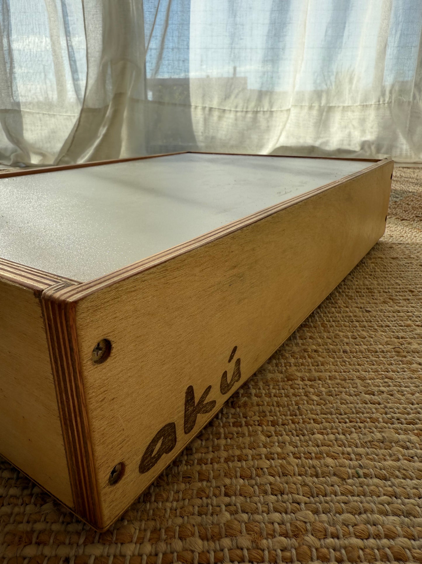 Caja de Luz Akú