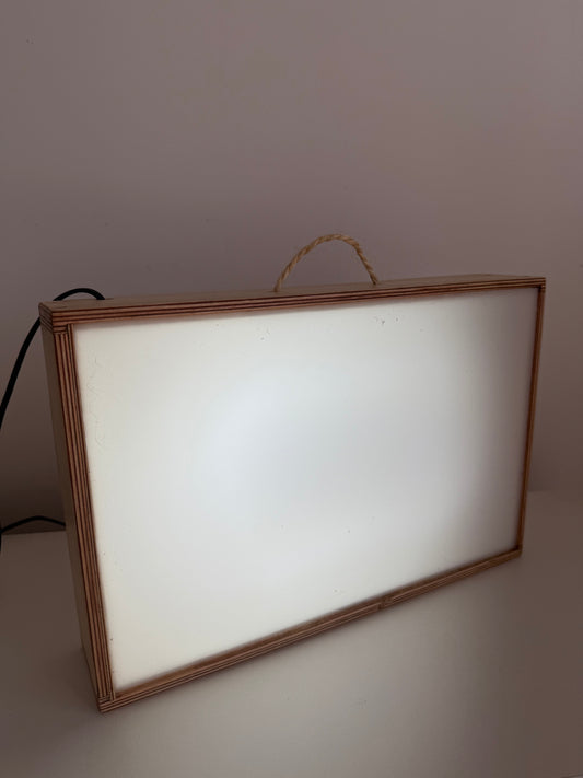 Caja de Luz Akú